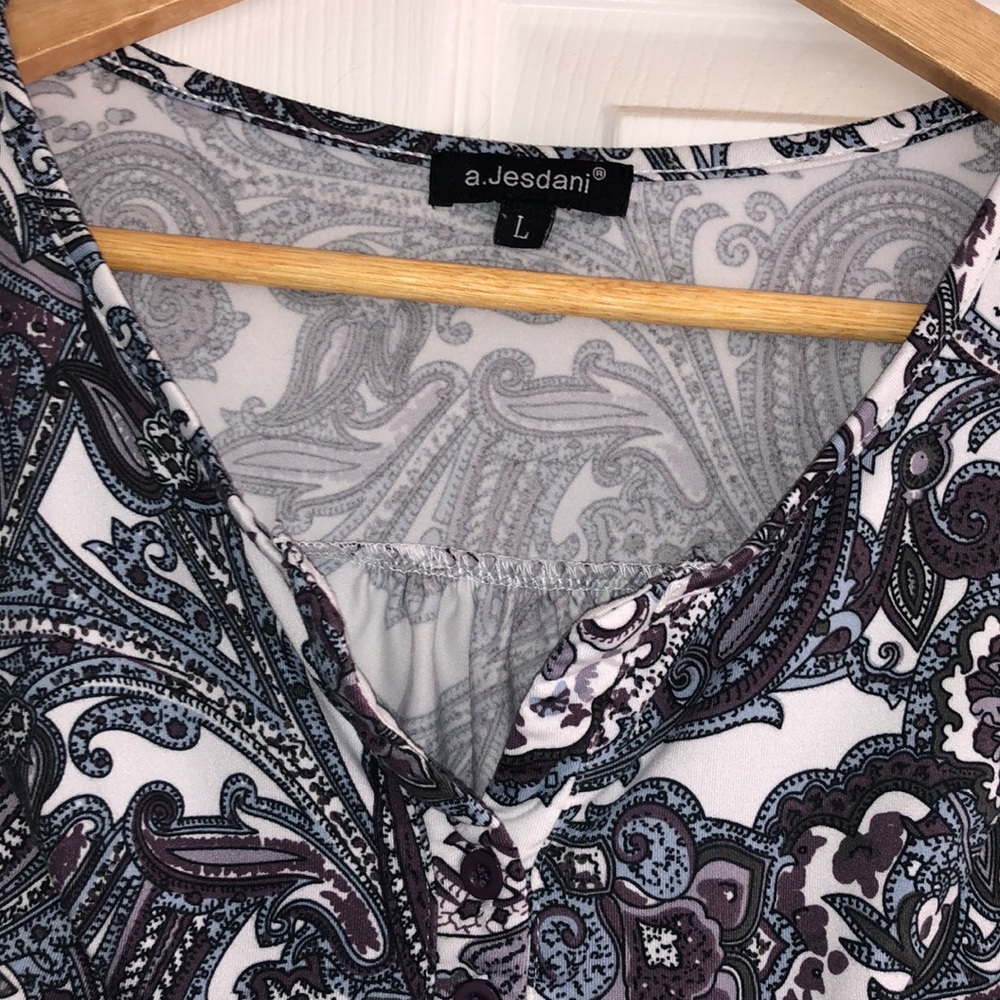 Cute designed blouse - Picture 2 of 3
